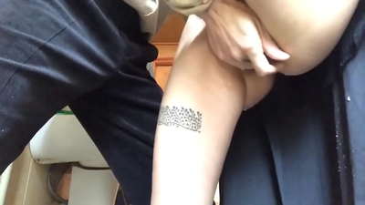 在学校厕所里喷水，真正的泡沫高潮--我的老师尽力了