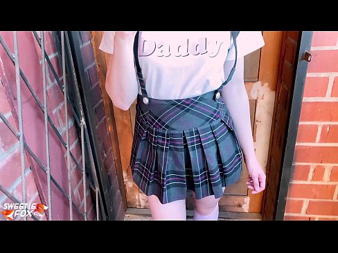 ❤️ 女学生深深地吸吮她的鸡巴,代替上课做爱 ❌ Porno