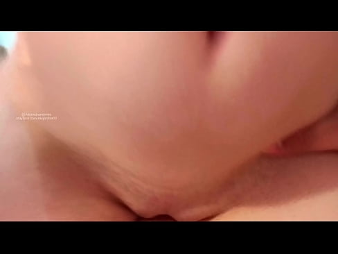 ❤️ 睡在姐姐的房间里,就这样被吵醒了 ❌ Porno