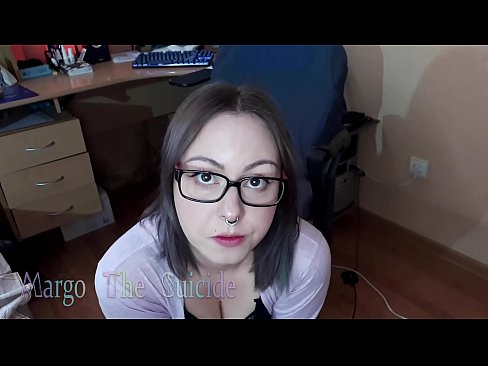 ❤️ 性感的眼镜女孩在镜头前深深地吸吮假阳具 ❌ Porno