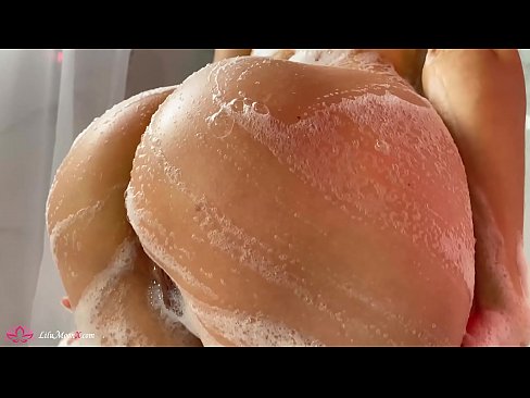 ❤️ 布鲁内特在淋浴时用振动器自慰阴部达到强烈的高潮 ❌ Porno