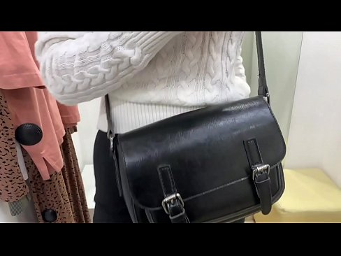 ❤️ 年轻婊子FeralBerry在试衣间用假阳具公开自慰 ❌ Porno