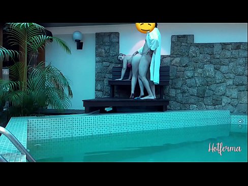 ❤️ 老板邀请女佣去泳池,却忍不住要来个热辣的 ❌ Porno