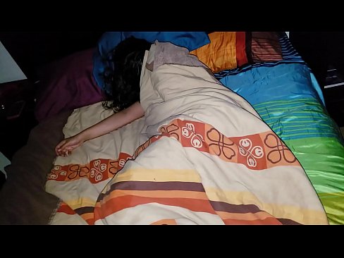 ❤️ 继子在年轻的继母睡觉时责骂她 ❌ Porno