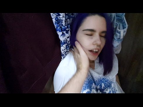 ❤️ 在衣柜里发现我的妹妹并帮助她射精 ❌ Porno