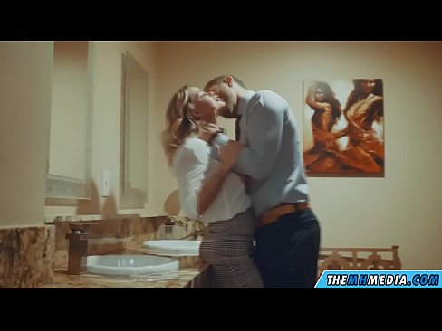 ❤️ 当一个胸大无脑的金发女郎在公共厕所里勾引你时 ❌ Porno